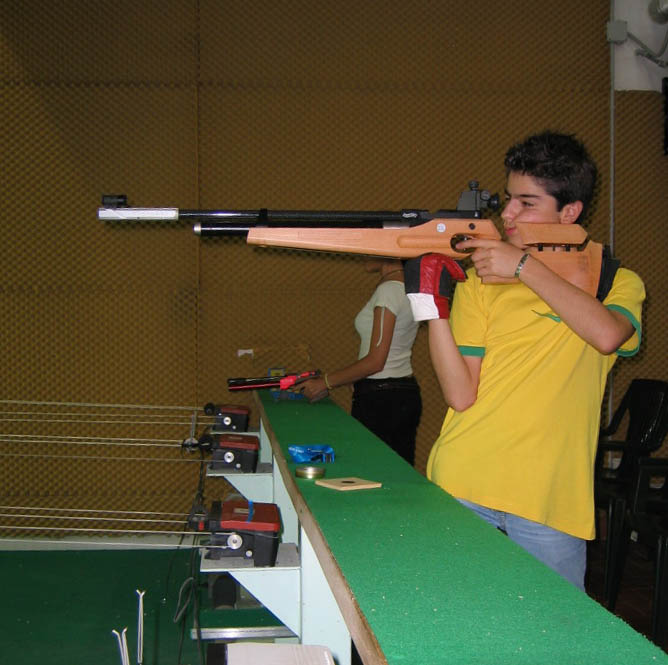 Marcello Barbarese con la carabina ad aria compressa (C10)